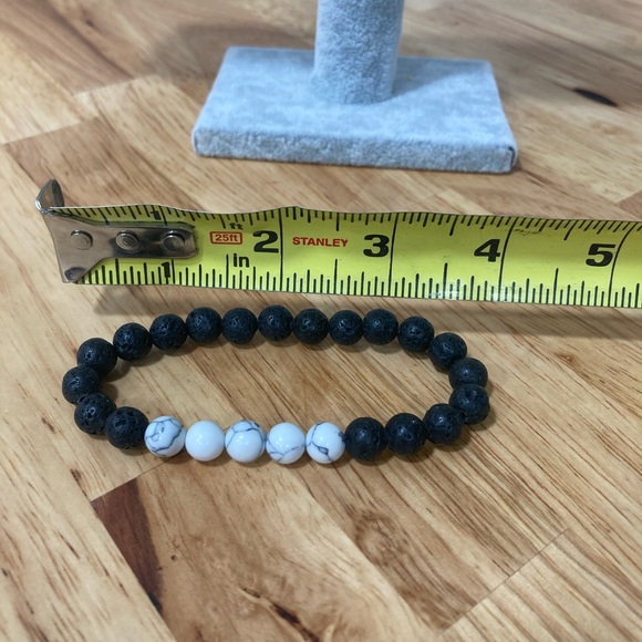 Lava rock diffuser bracelet with white howlite stone beads - Picture 6 of 6